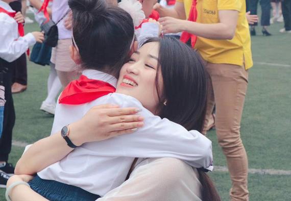 上海小學校服費用惹爭議，千元的價格地攤的質量，家長簽字不同意