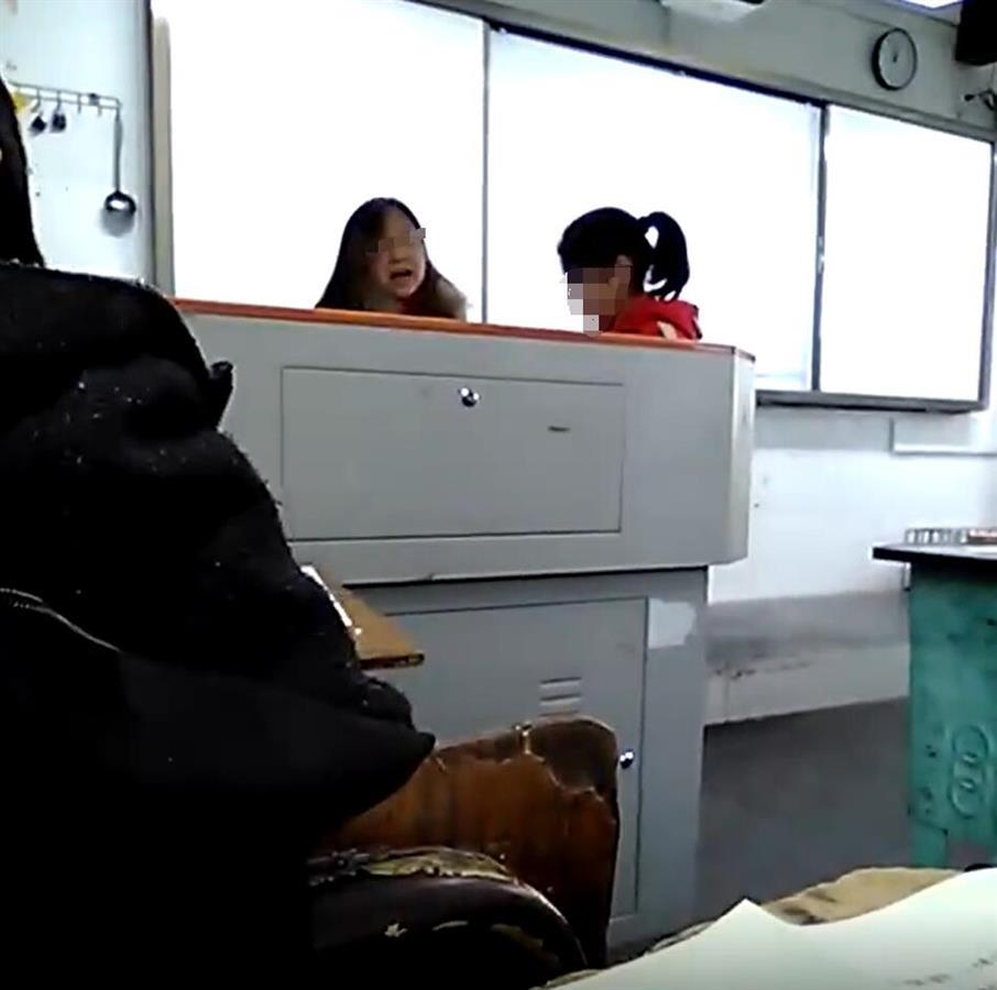 四川金堂一女老師上課當眾扇學生耳光，當地縣教育局已介入調查