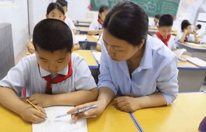 首個因“雙減”被開除的老師，引發(fā)家長憤怒，學校的做法值得稱贊