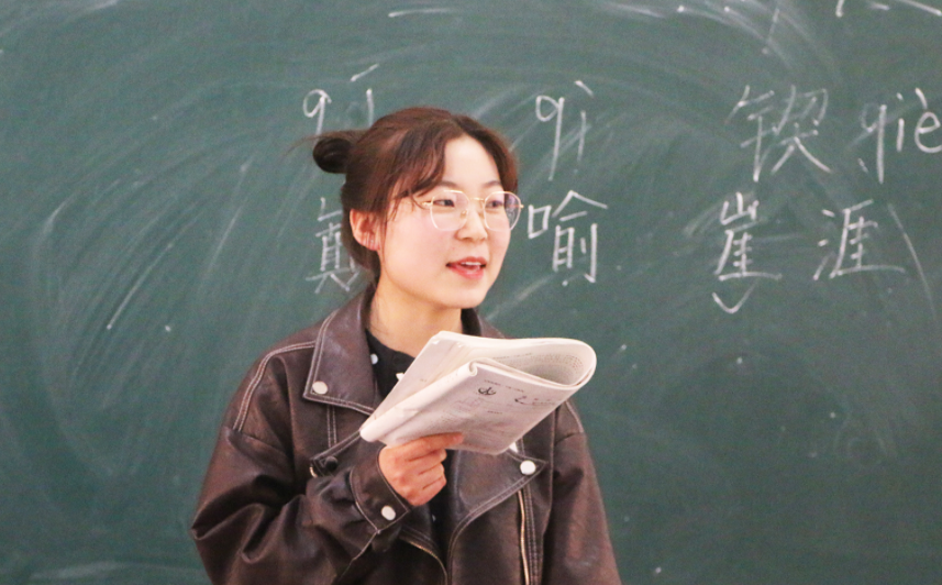 95后教師“教案”走紅，深受學(xué)生青睞，家長對此褒貶不一