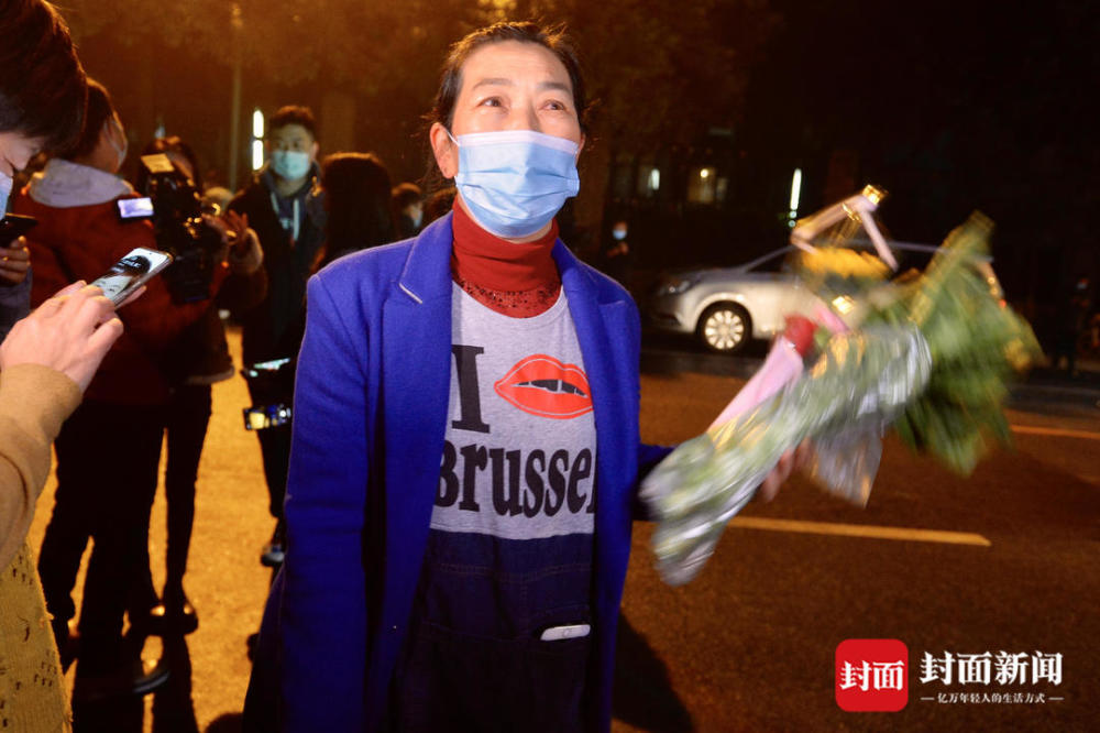 成都本次疫情首個中風險小區正式解封 孩子們背著書包戴上紅領巾重返校園