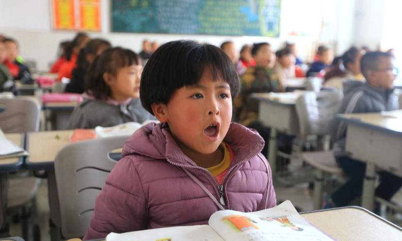 河南某小學兩名老師被調走，校長請村民來代課，家長顧慮重重