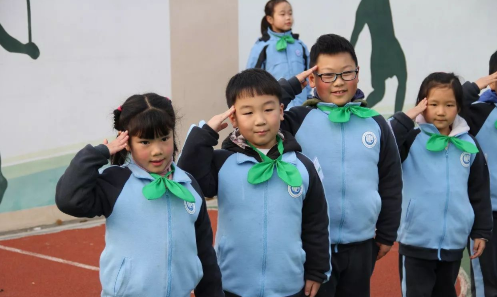 牛奶不讓入校，兩學生無奈在校門口喝整箱，“學生版泰”引爭議