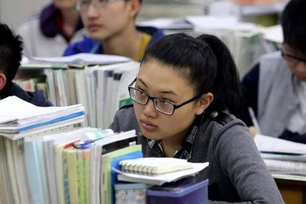 教育部發(fā)通知，中小學(xué)將實行“新規(guī)定”，學(xué)生想偷玩手機不可能了