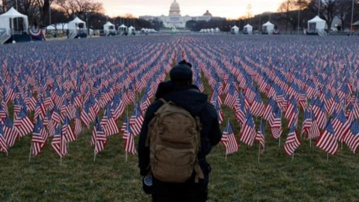 每500人就有一人因新冠死亡，美國深陷疫情，竟沒有官員被問責