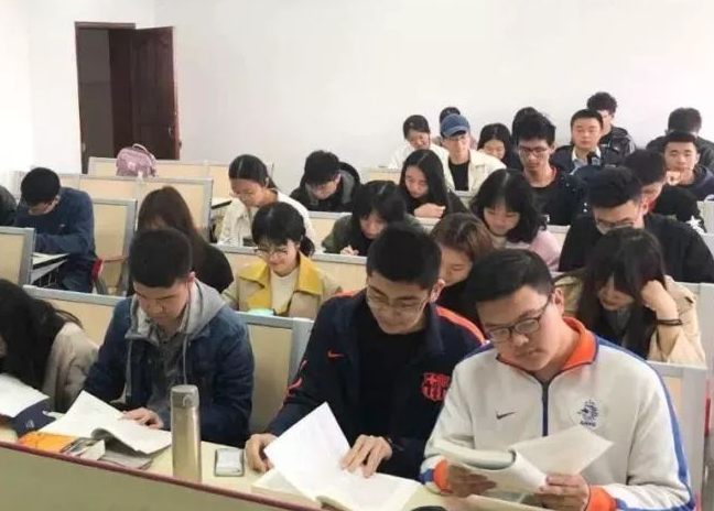 大學(xué)生曬“課程表”，原來不同專業(yè)差距這么大，旱的旱死澇的澇死