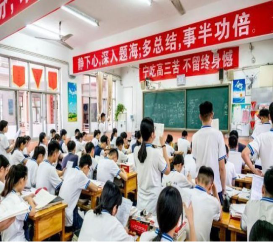 18年前，楊博為高考偷走試卷熟記答案，進(jìn)考場看到題目后卻傻眼了