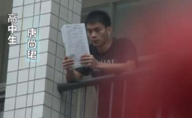 高考“釘子戶”再次選擇復讀，網友意見不一