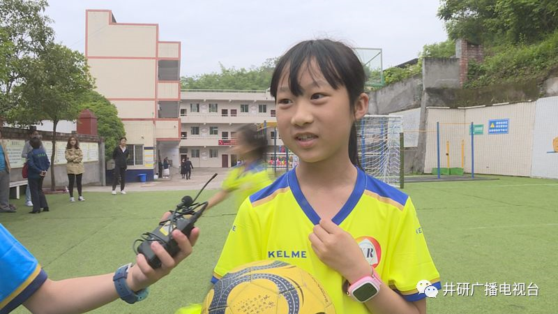 愛心人士到井研捐資助學、捐建校園足球場