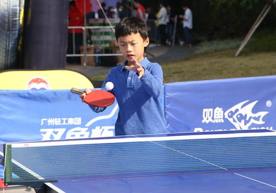 圖片包含 人員, 戶外, 男士, 網球  描述已自動生成