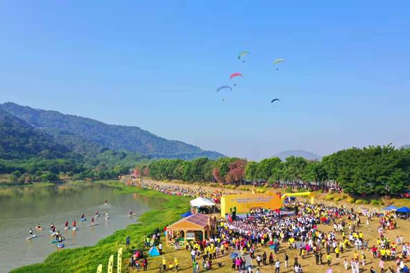 圖片包含 天空, 戶外, 風箏, 人物  描述已自動生成