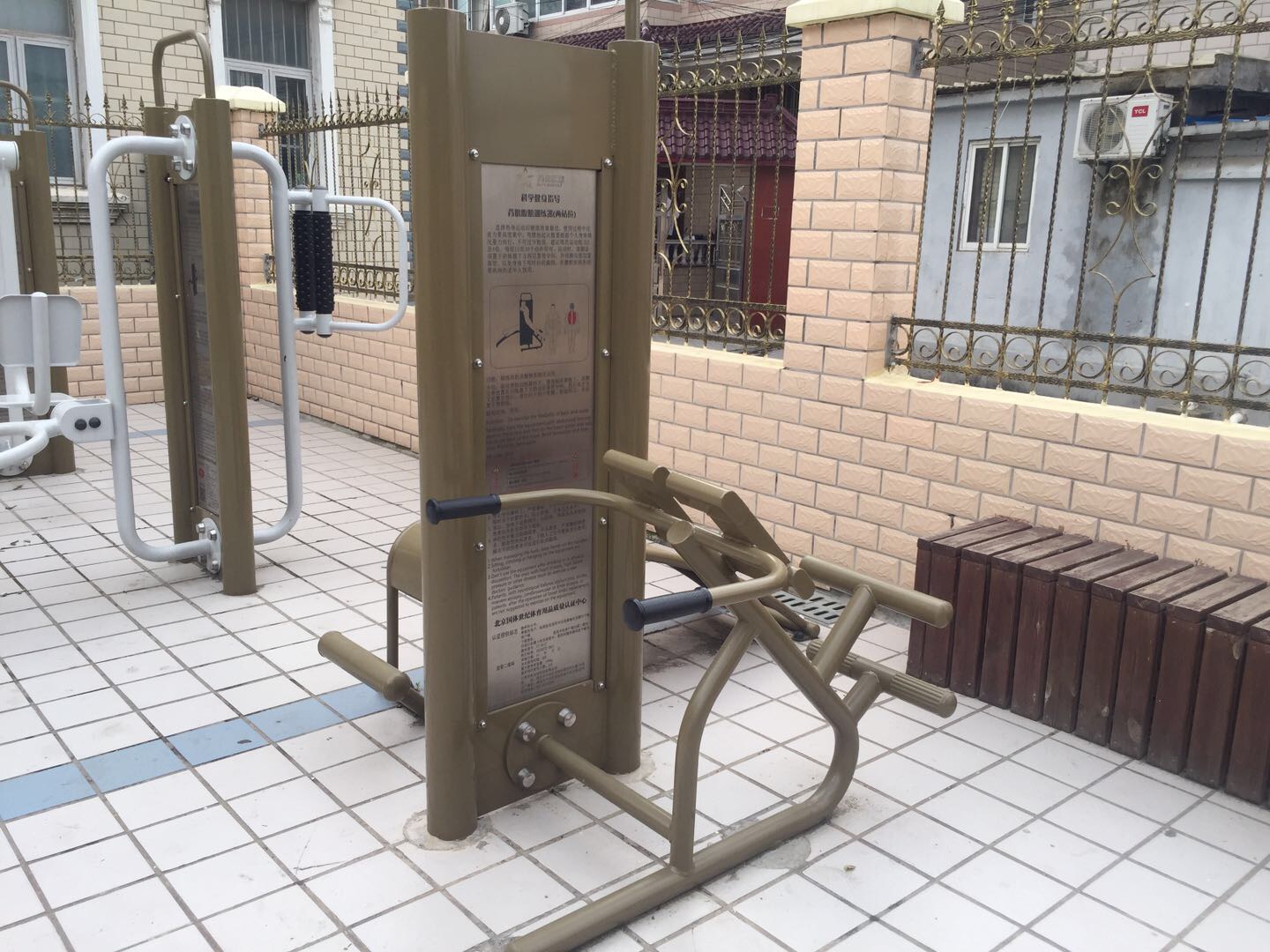 背肌腹肌訓練器（兩站位）