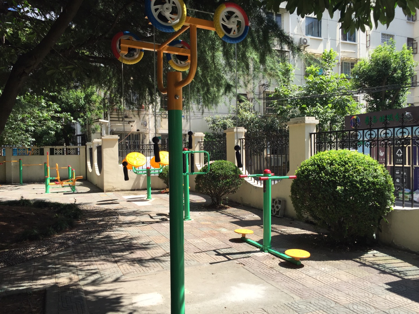 河南居委虹梅路2669弄小區健身點