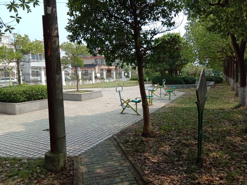 嘉富路小區東側市民健身點