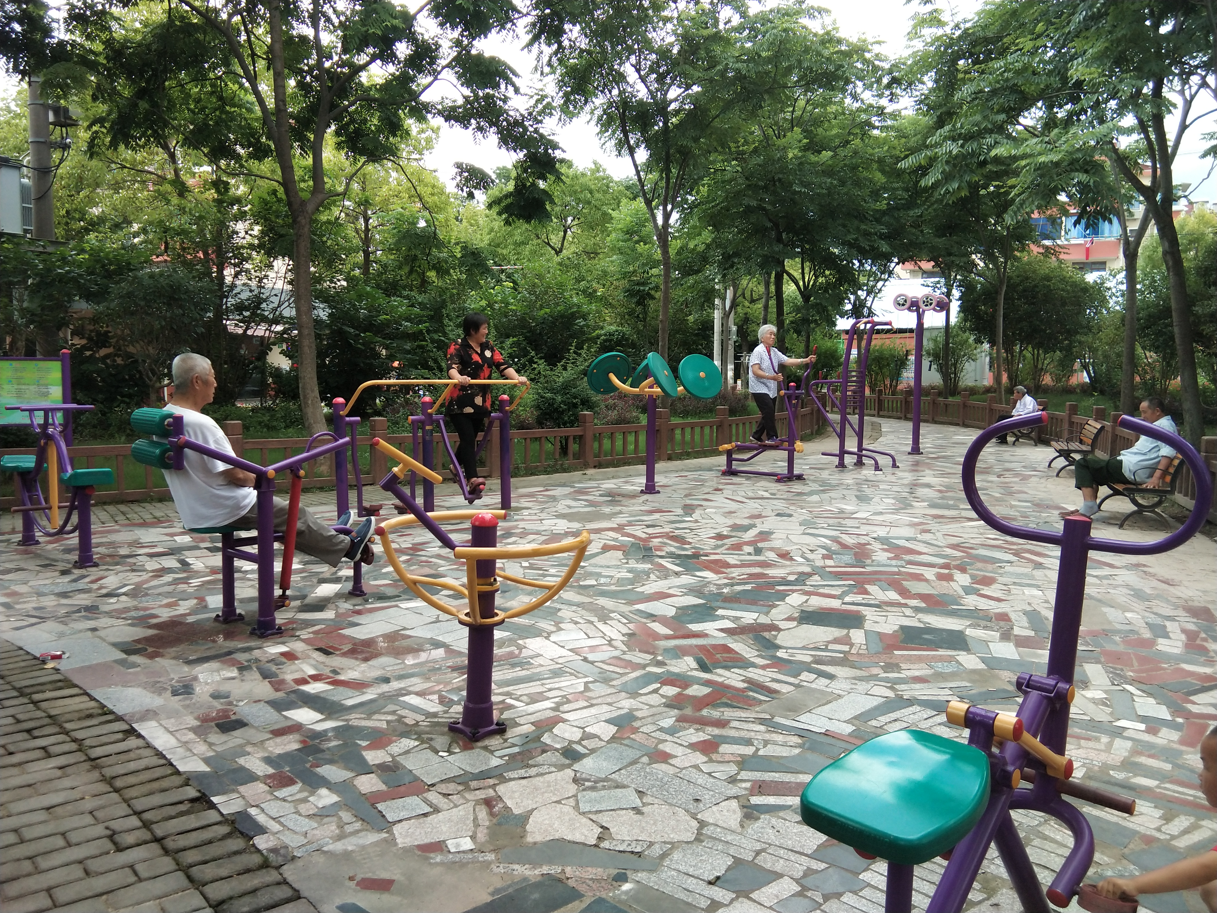 海灣鎮(zhèn)海濱一村康樂苑健身點