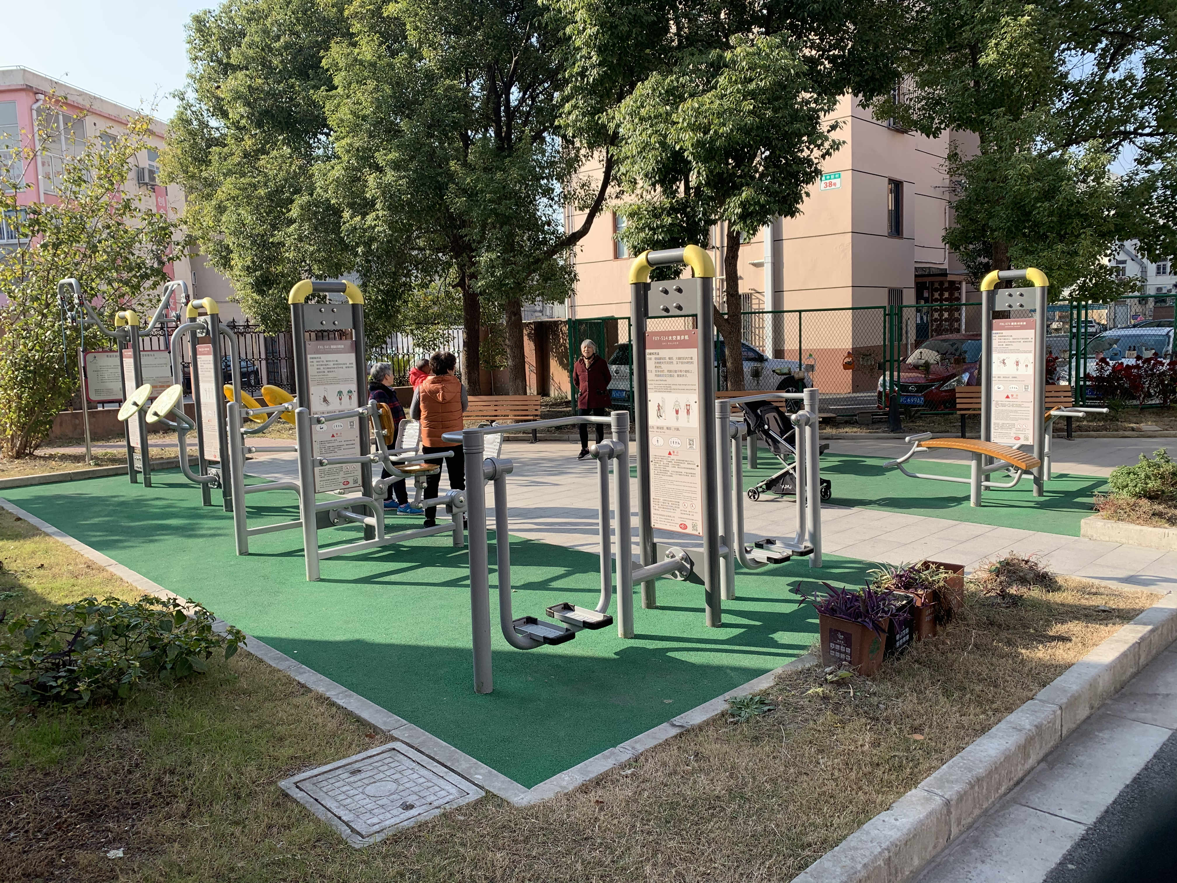 盈中社區(qū)盈中新村3號門益智健身點(diǎn)
