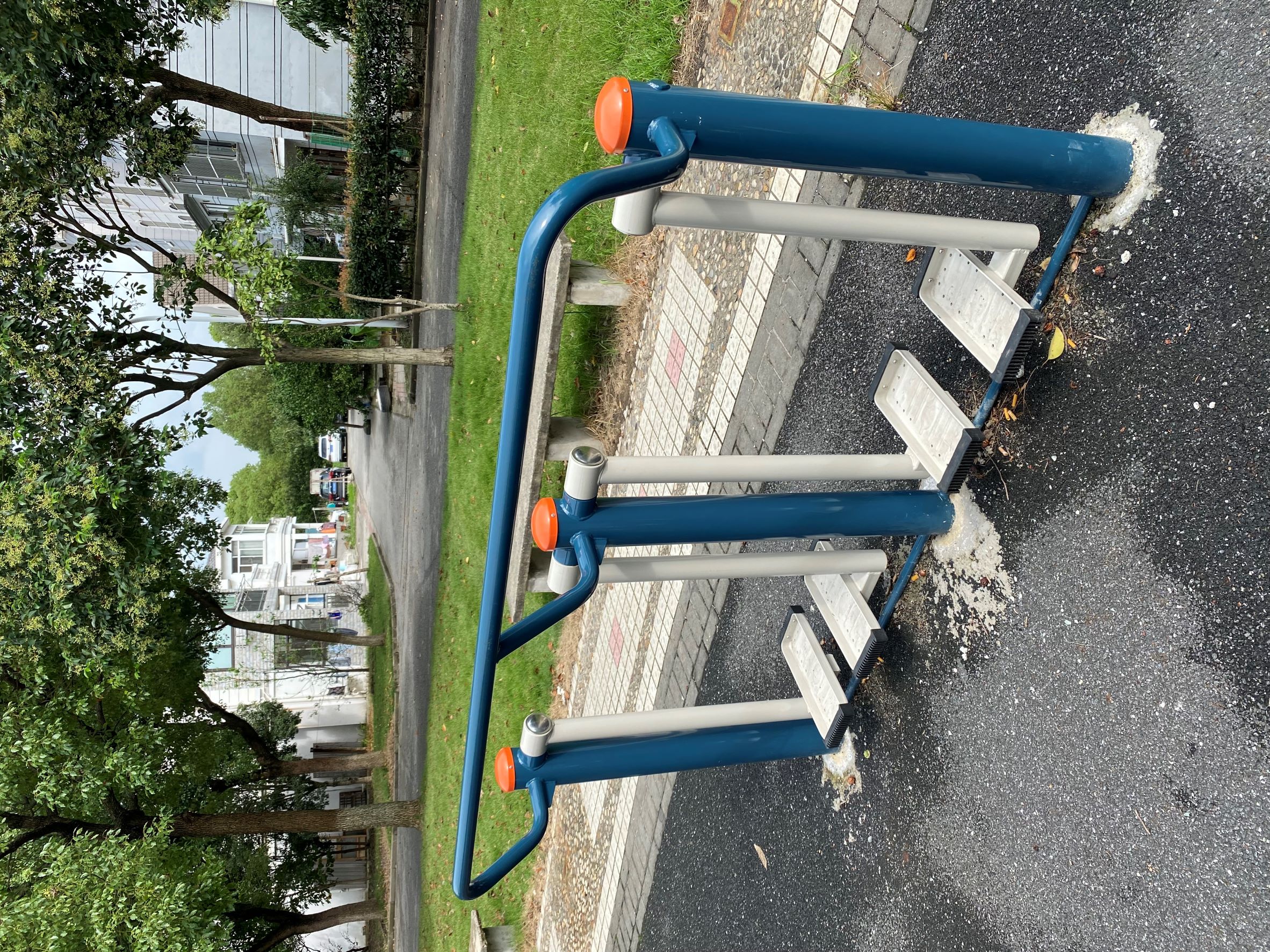 二位太空漫步機(jī)