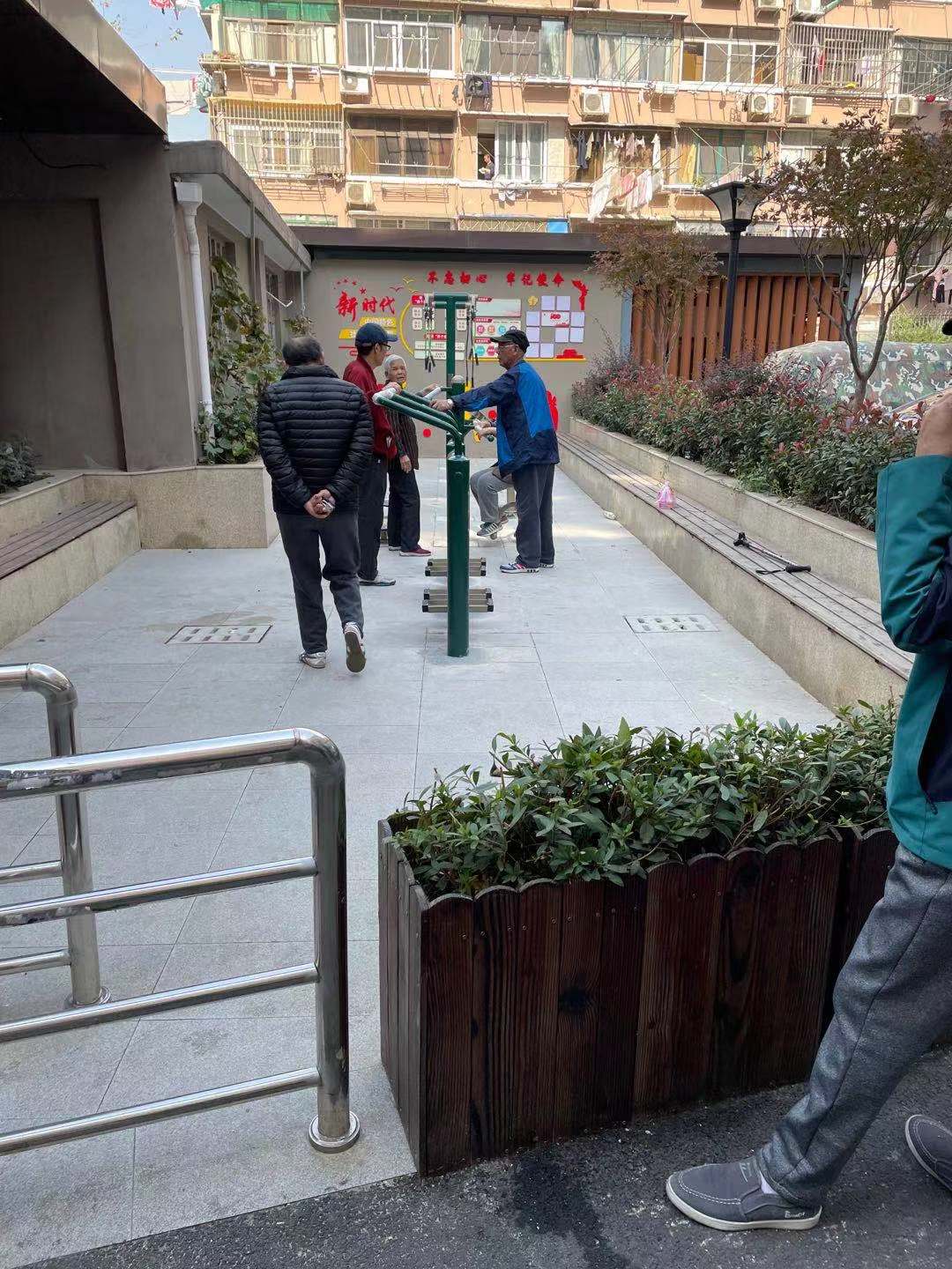 靜安區寶山路街道通閣居委健身點 （芷江中路413弄）