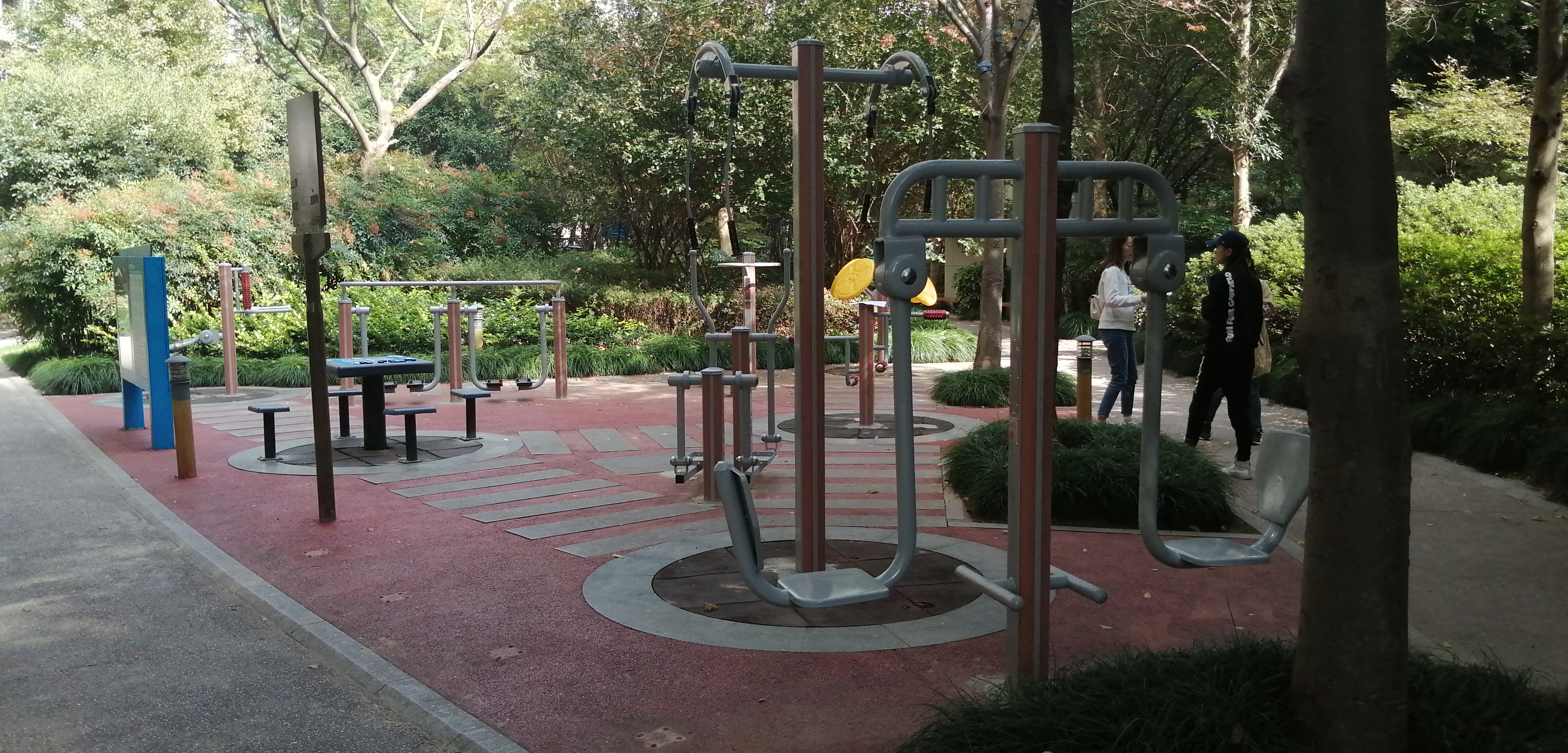 靜安區(qū)大寧路街道慧芝湖花園居委健身點(diǎn)（平型關(guān)路1083弄二）