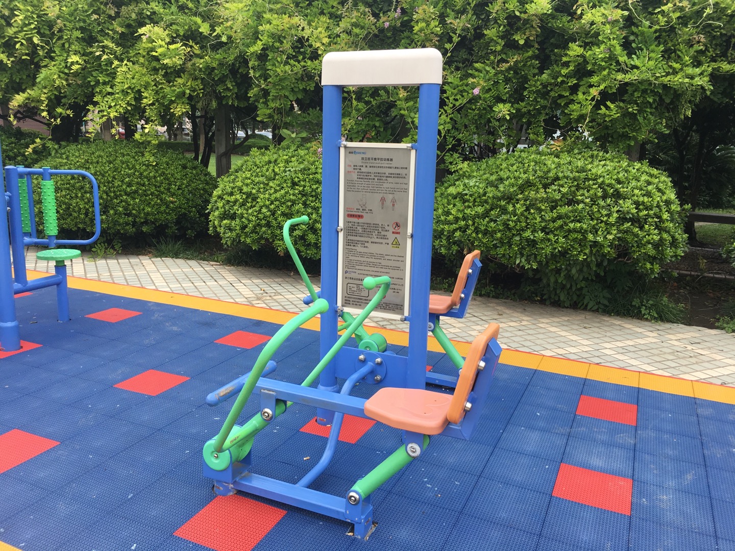 雙立柱平推平拉訓練器 雙立柱平推平拉訓練器