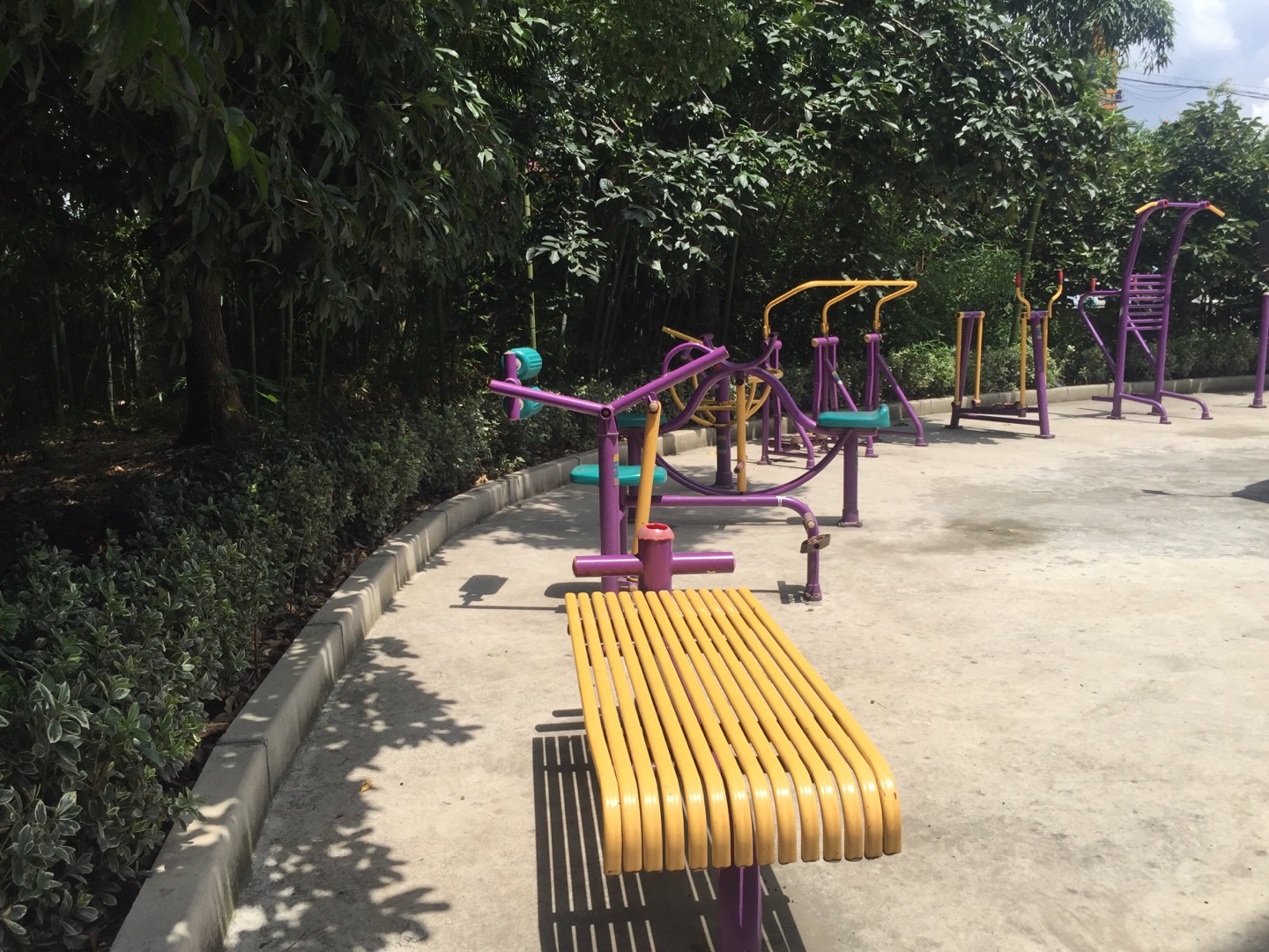 鷲山村鷲山小區(qū)健身點