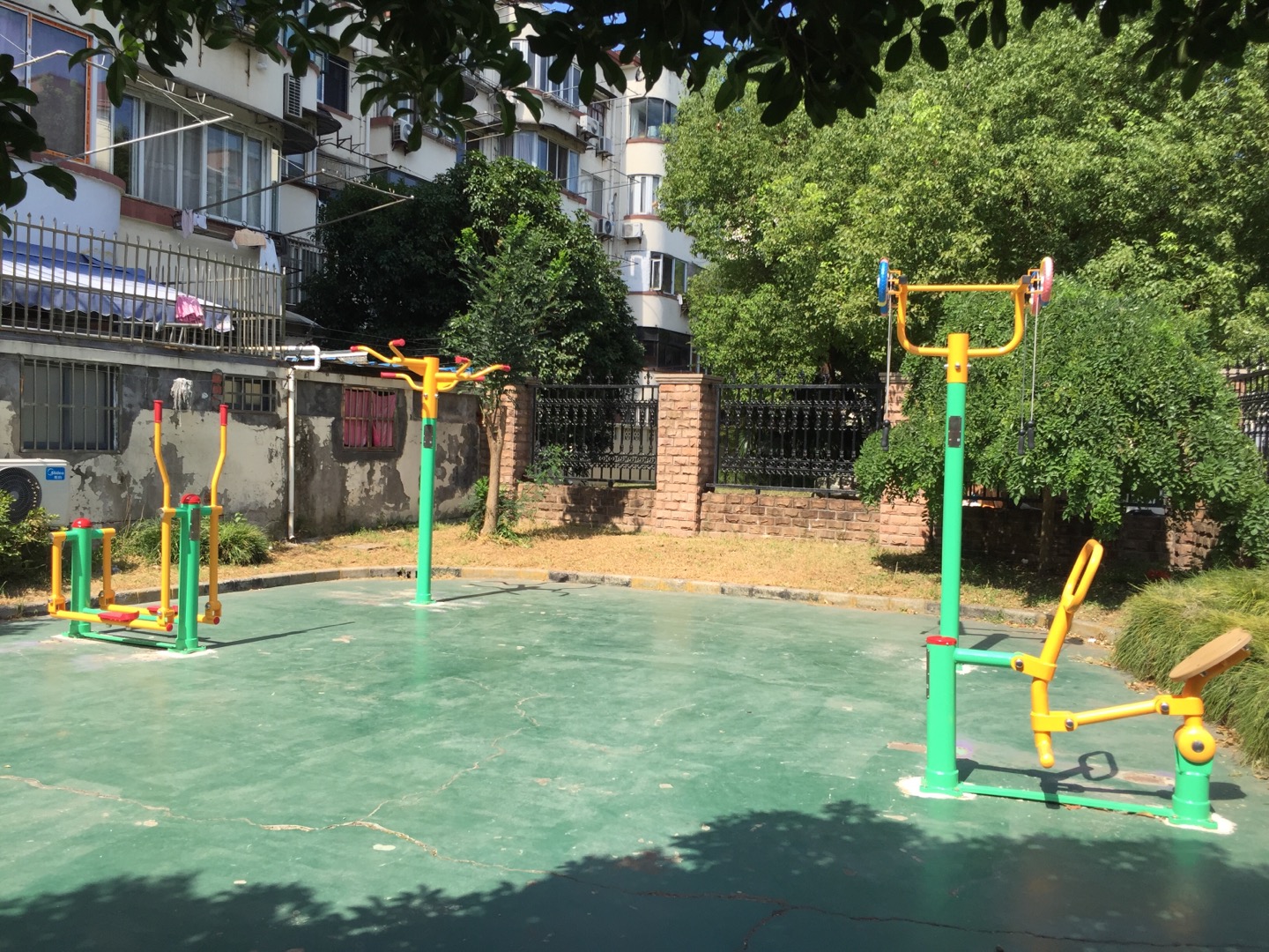 河南居委虹梅路2555弄小區健身點