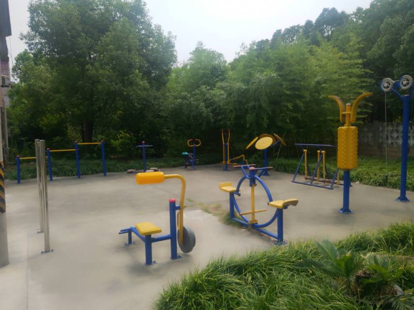 方翔社區沁園別墅428弄94號旁健身點
