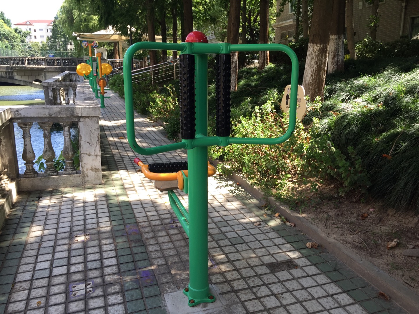 坐式腰背按摩器 坐式腰背按摩器