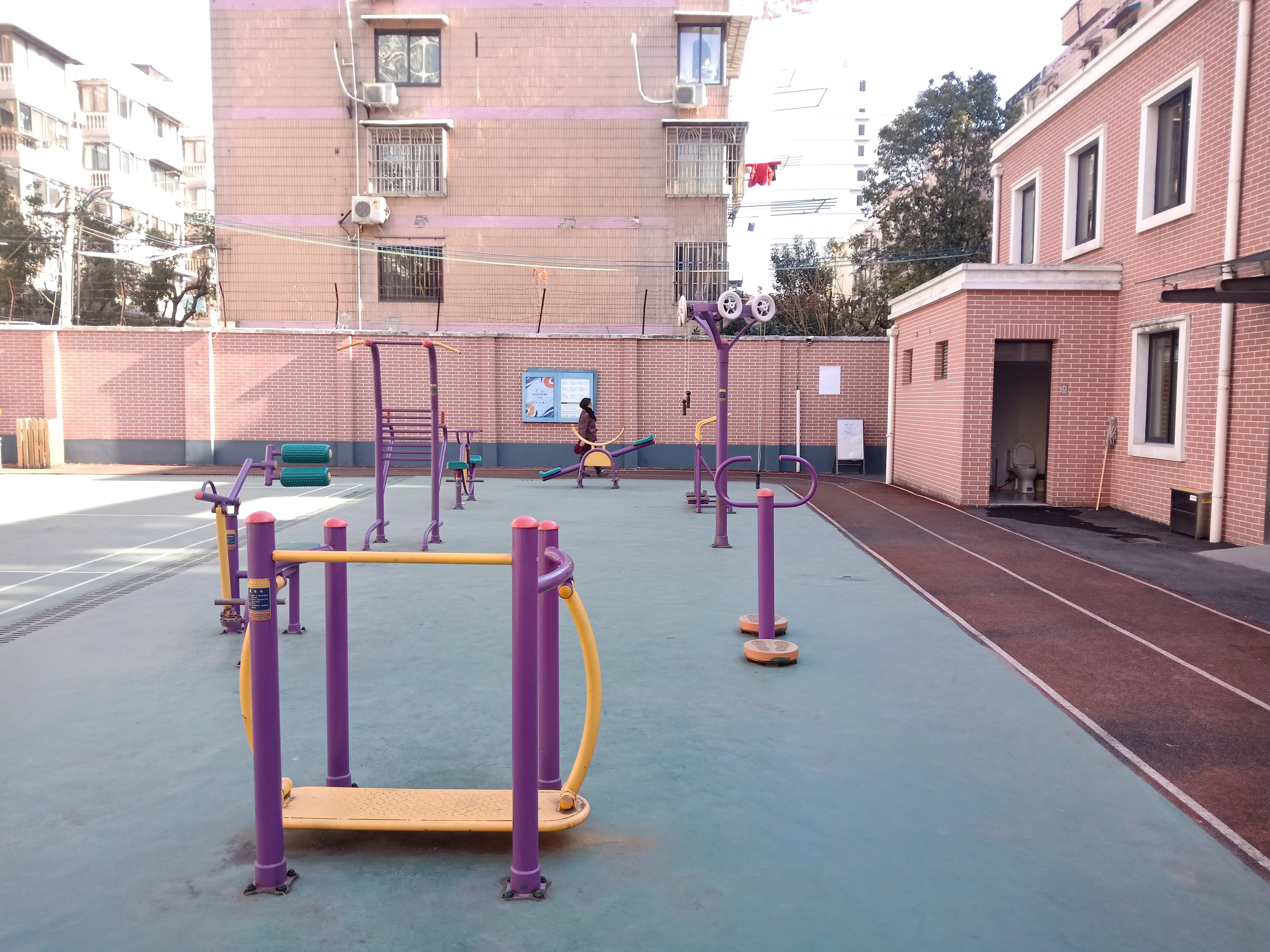 靜安區(qū)共和新路街道805弄居委健身點(diǎn)（中山北路805弄老年服務(wù)中心）